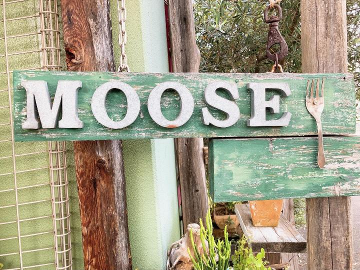 mooseの店舗看板写真